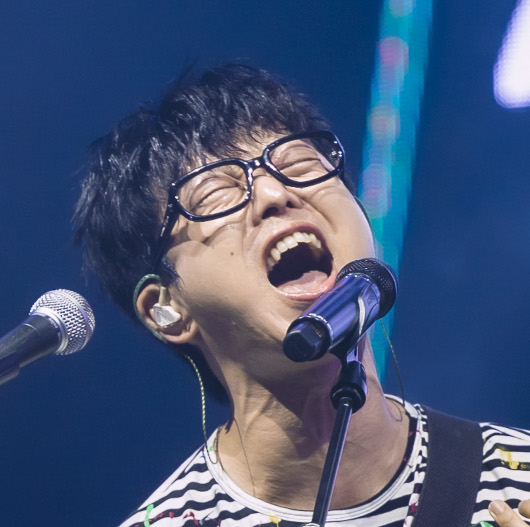 Ha Hyun-woo chantant dans Tail